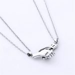 2Pcs Hold Hands Magnetic Couple Necklace Lovers Hand in Hand Pendant Necklace for Women Men Fashion Jewelry Gift 2024 Trend